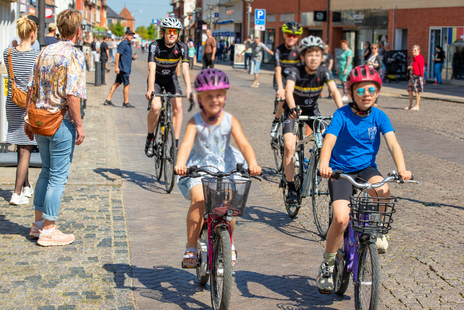 På cykel